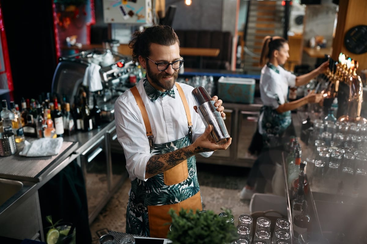 Waiter shaking a cocktail in a bar - Alles voor de horeca - Horeca Ninja